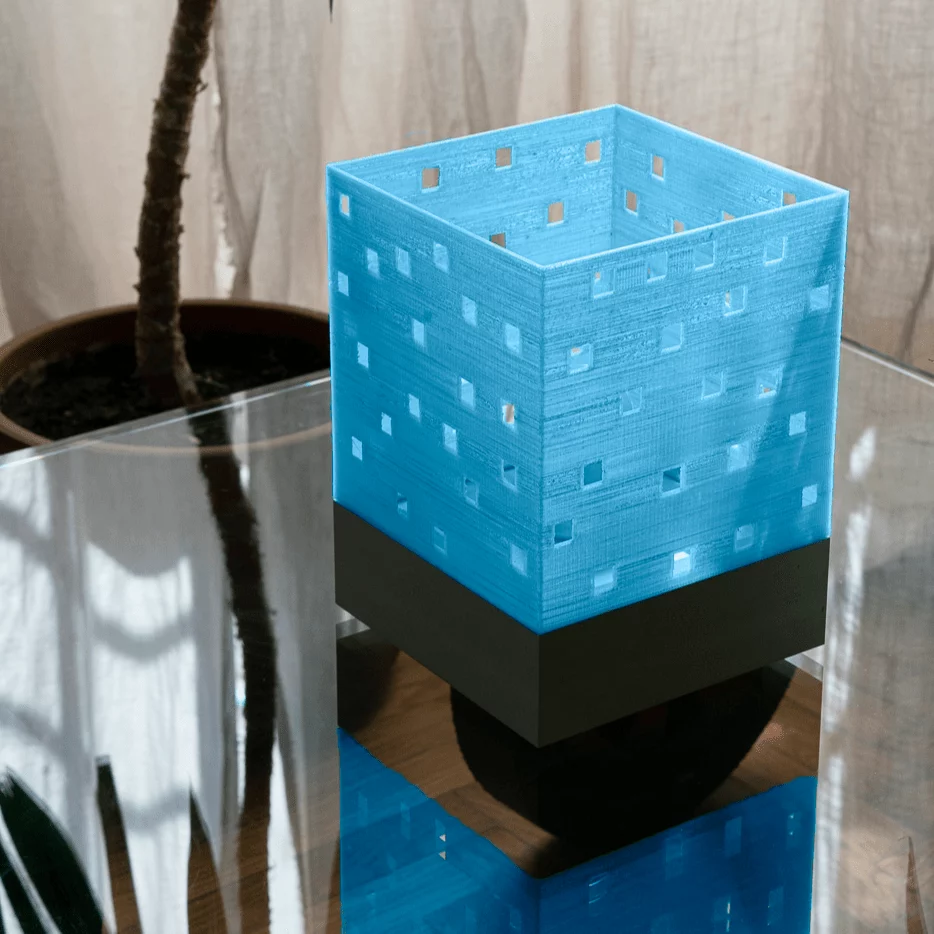 Lampada_ambientata_blu quadrata